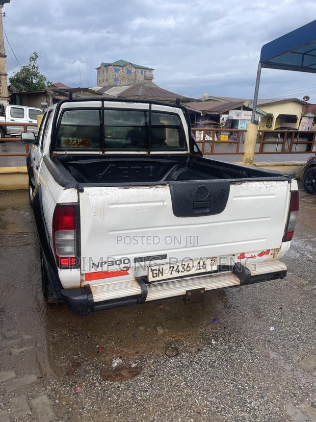 Nissan Hardbody 2012 White