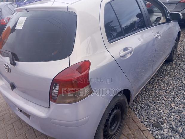 Toyota Vitz 2010 Silver