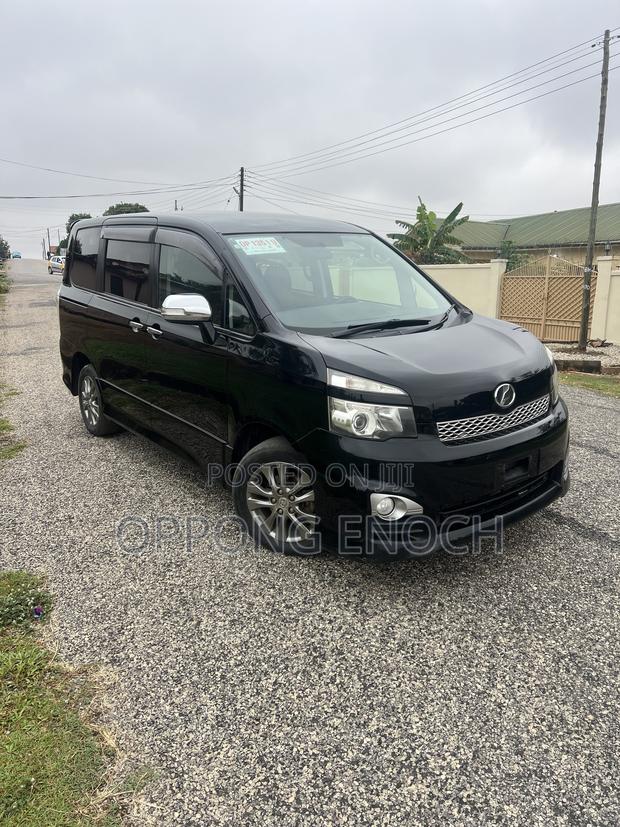 Toyota Voxy 2010 Black