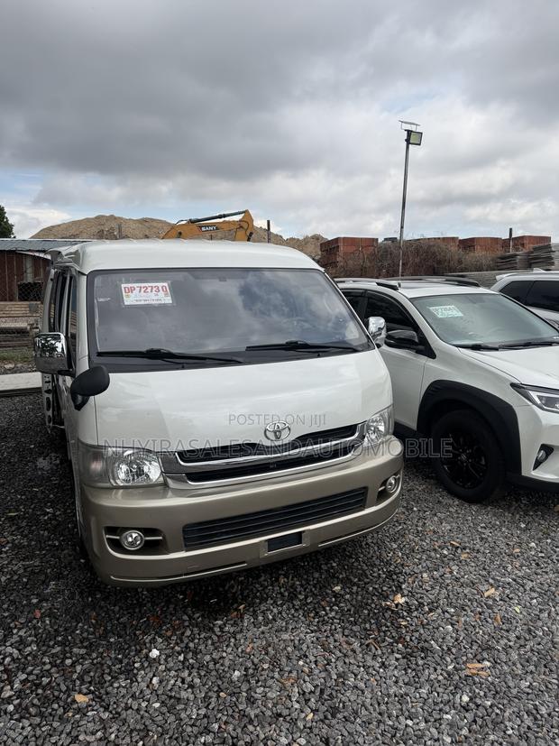 Toyota HiAce 2017 White