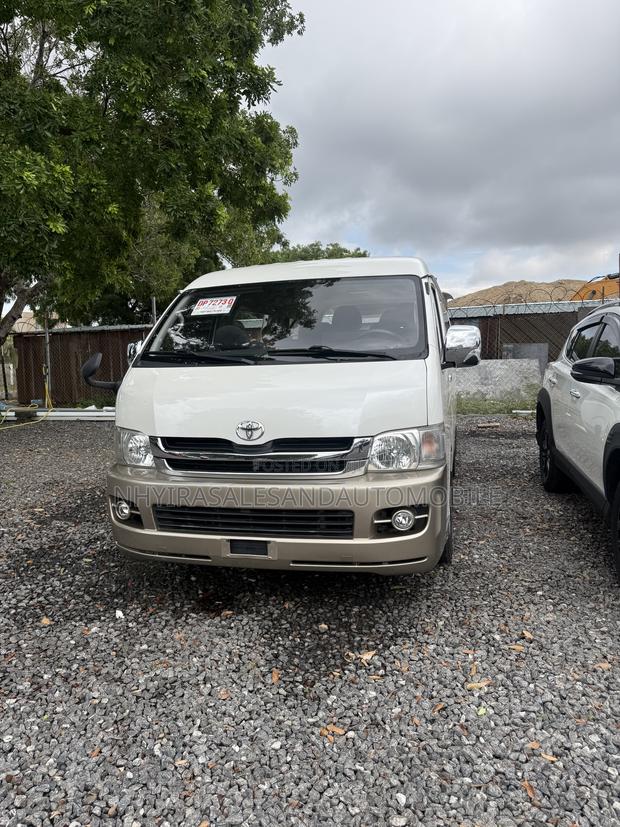 Toyota HiAce 2017 White