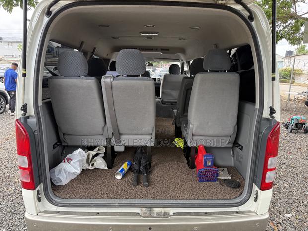 Toyota HiAce 2017 White