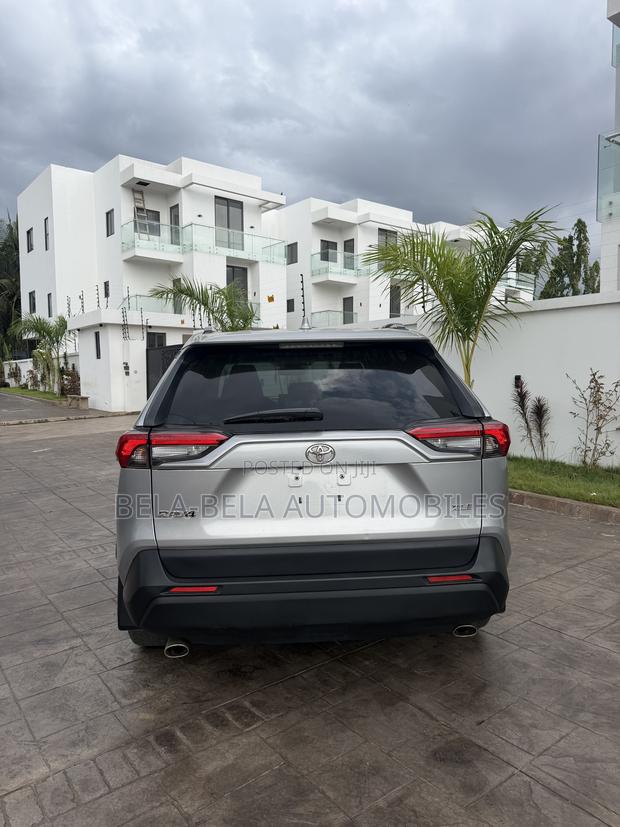 Toyota RAV4 XLE AWD 2019 Silver