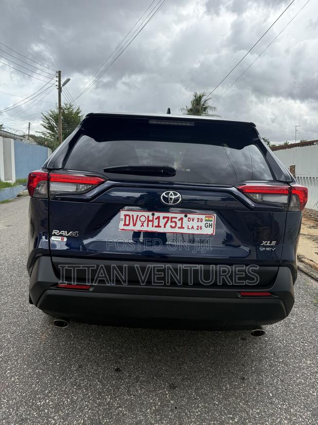 Toyota RAV4 XLE 2025 Blue