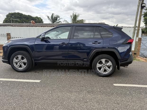 Toyota RAV4 XLE 2025 Blue