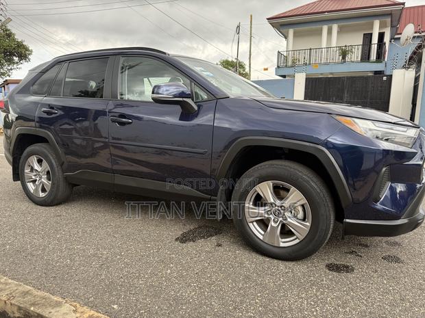 Toyota RAV4 XLE 2025 Blue