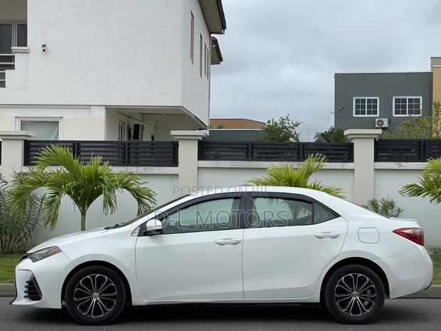 Toyota Corolla LE (1.8L 4cyl 2A) 2018 White