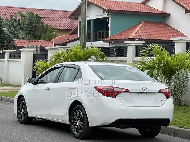 Toyota Corolla LE (1.8L 4cyl 2A) 2018 White