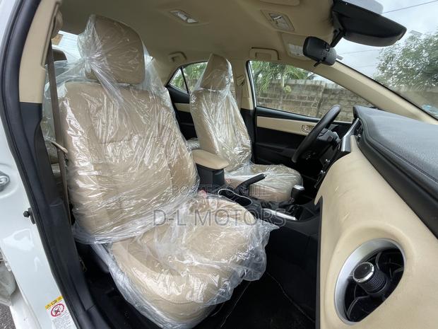 Toyota Corolla LE (1.8L 4cyl 2A) 2018 White
