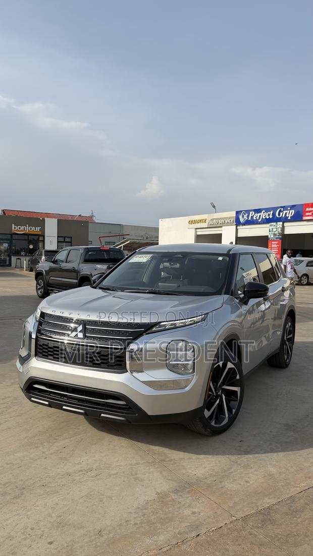 Mitsubishi Outlander 2022 Gray