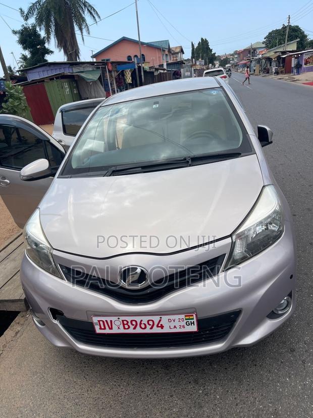 Toyota Vitz 1.3 FWD 5dr 2013 Gray