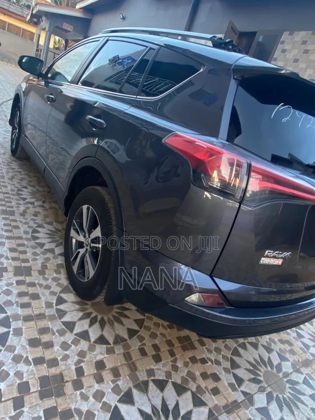 Toyota RAV4 LE 4dr SUV AWD (2.5L 4cyl 6A) 2018 Gray