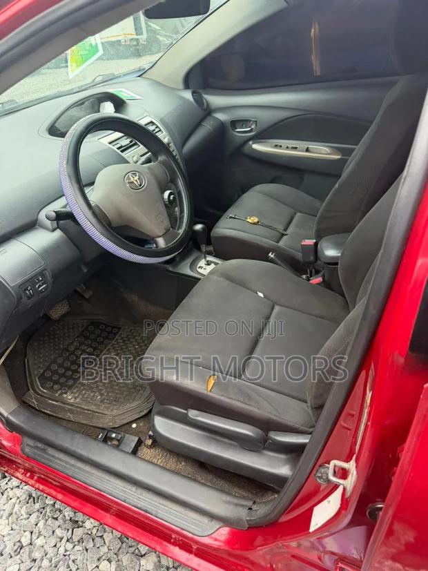 Toyota Yaris Base Sedan 4dr 2010 Red