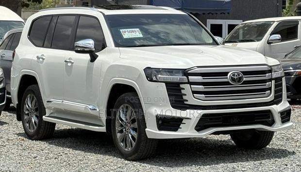 Toyota Land Cruiser LC300 2024 White