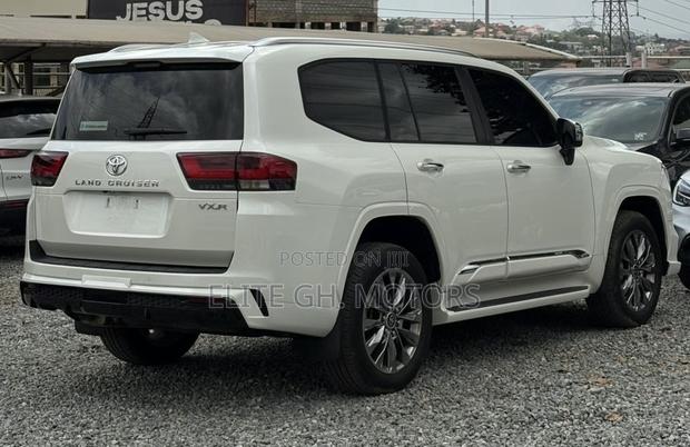 Toyota Land Cruiser LC300 2024 White
