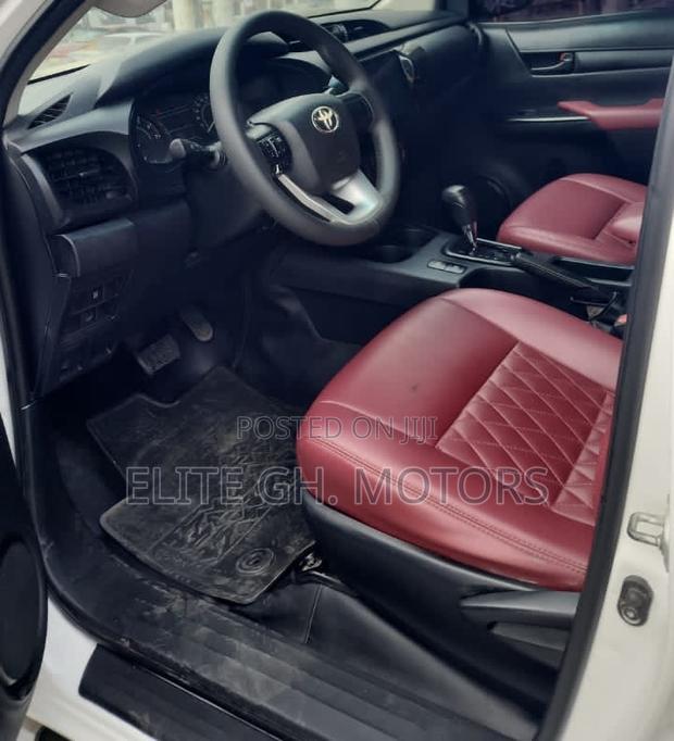 Toyota Hilux Revo Double Cab Petrol 2.7 AWD 2018 White