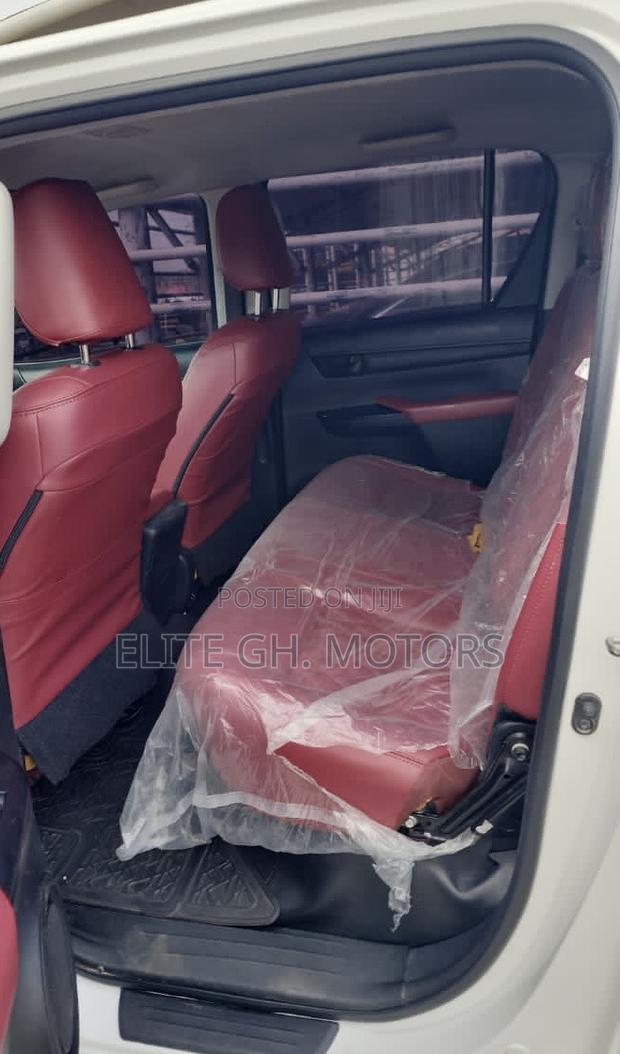 Toyota Hilux Revo Double Cab Petrol 2.7 AWD 2018 White
