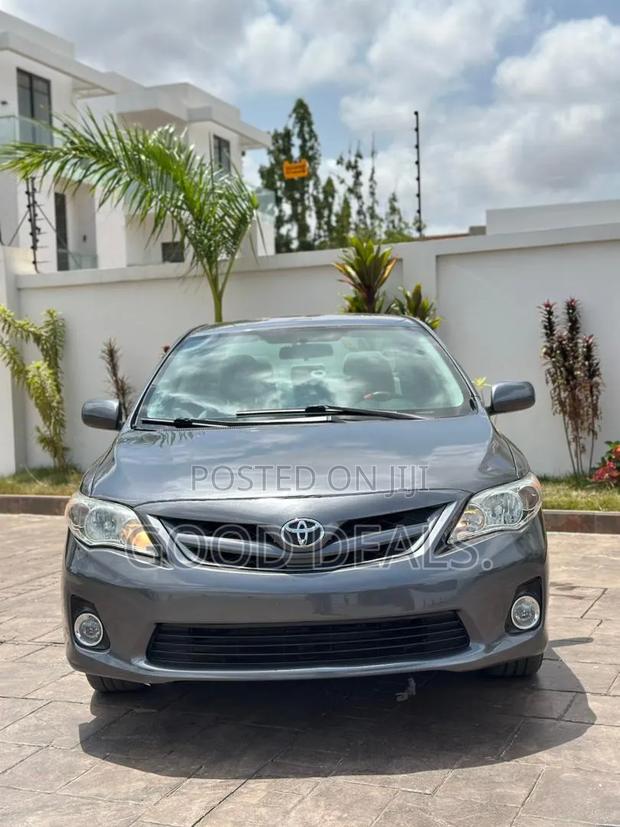 Toyota Corolla L 4dr Sedan (1.8L 4cyl 5M) 2013 Gray
