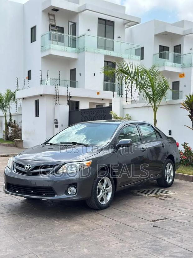 Toyota Corolla L 4dr Sedan (1.8L 4cyl 5M) 2013 Gray