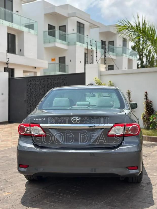 Toyota Corolla L 4dr Sedan (1.8L 4cyl 5M) 2013 Gray