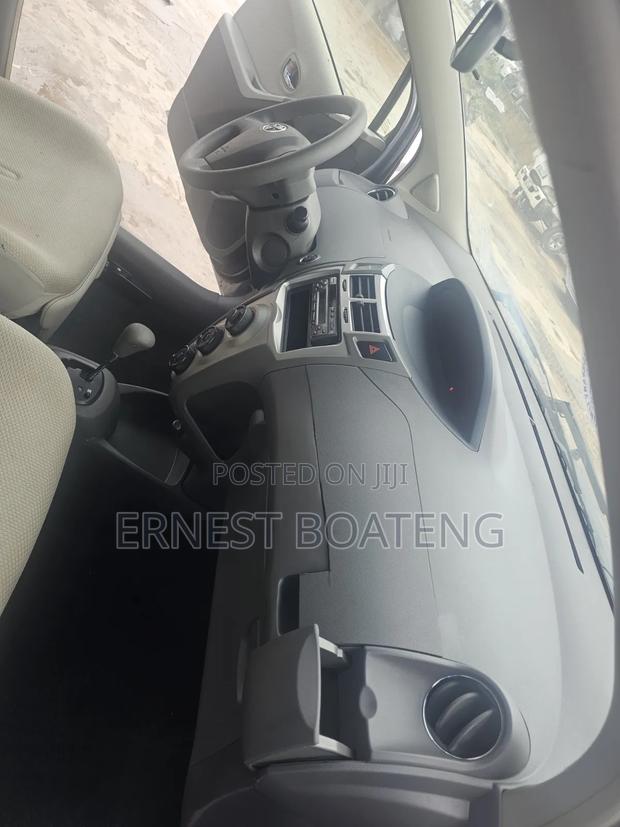 Toyota Vitz 1.3 FWD 3dr 2010 Gray