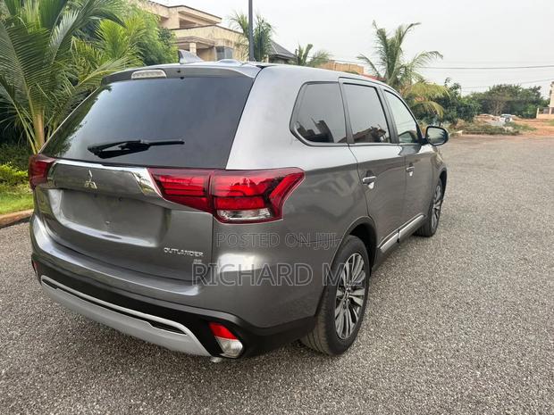 Mitsubishi Outlander SE FWD 2019 Gray