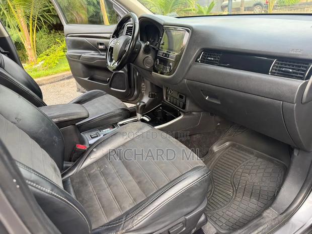 Mitsubishi Outlander SE FWD 2019 Gray