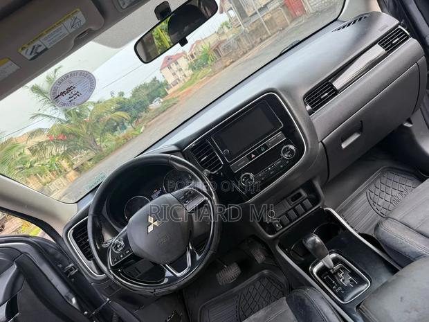 Mitsubishi Outlander SE FWD 2019 Gray