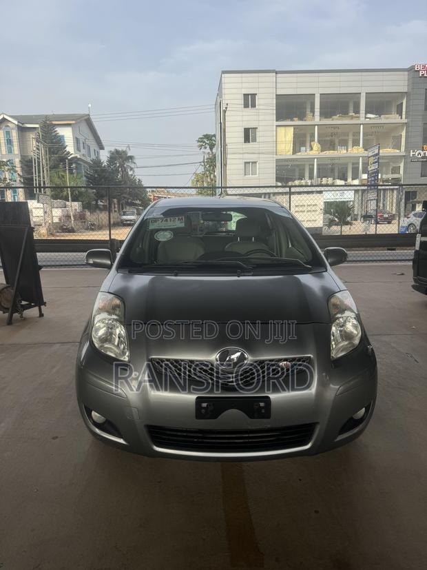 Toyota Vitz 1.3 FWD 5dr 2010 Green
