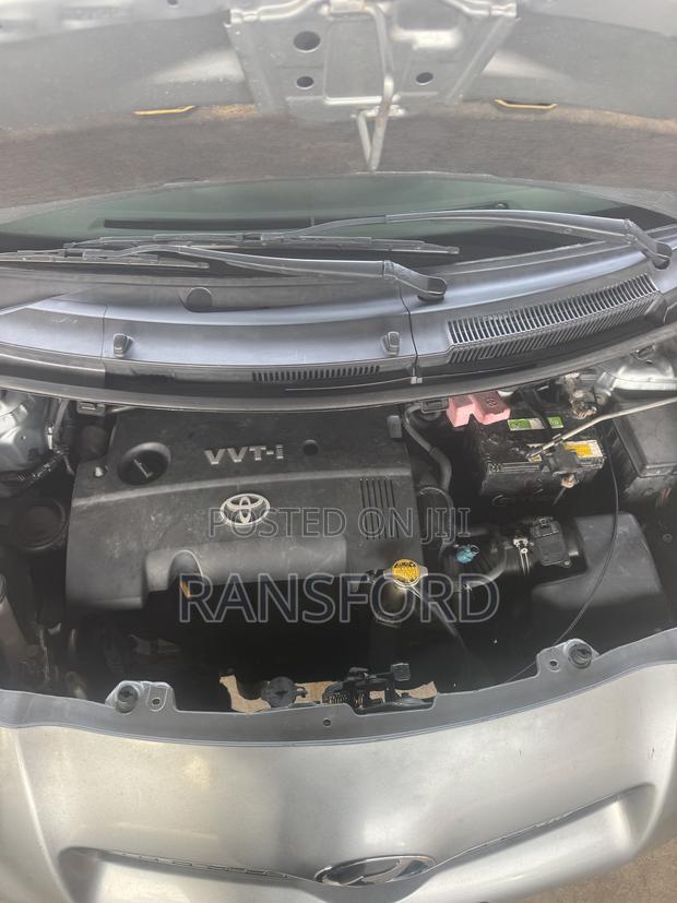 Toyota Vitz 1.3 FWD 5dr 2010 Green