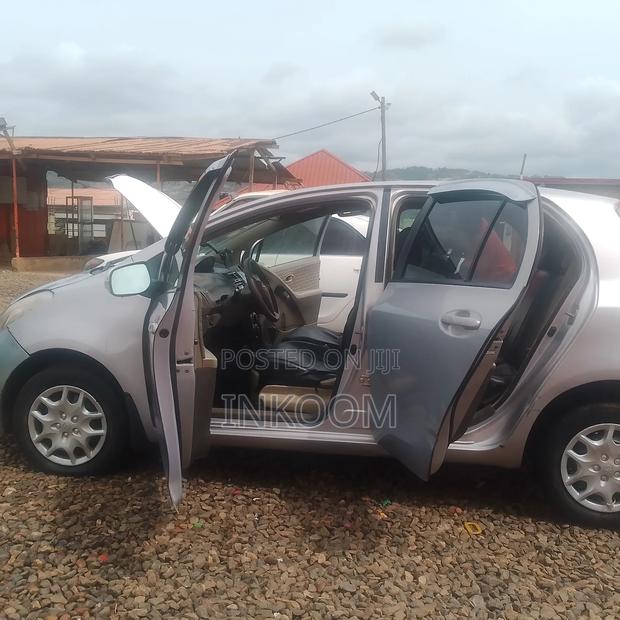 Toyota Vitz 1.0 FWD 3dr 2010 Gray