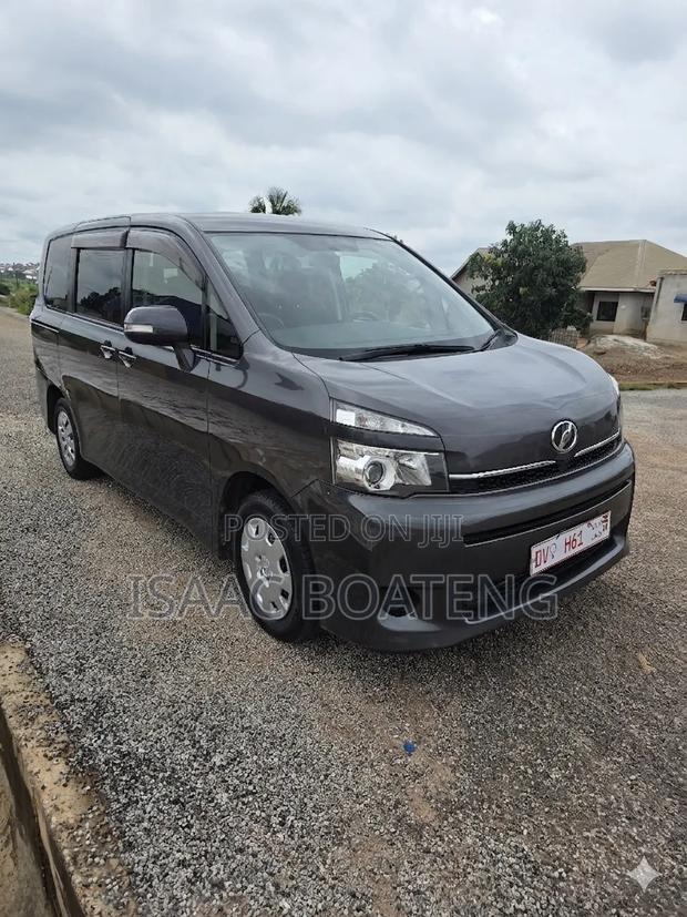 Toyota Voxy 2012 Beige