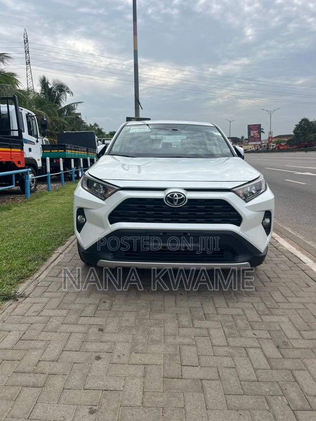 Toyota RAV4 XLE 2025 White