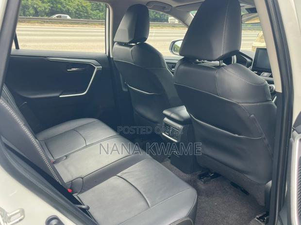 Toyota RAV4 XLE 2025 White