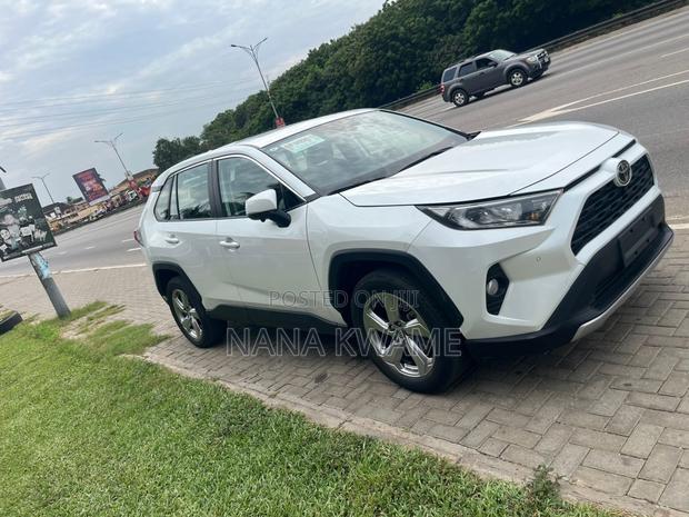 Toyota RAV4 XLE 2025 White