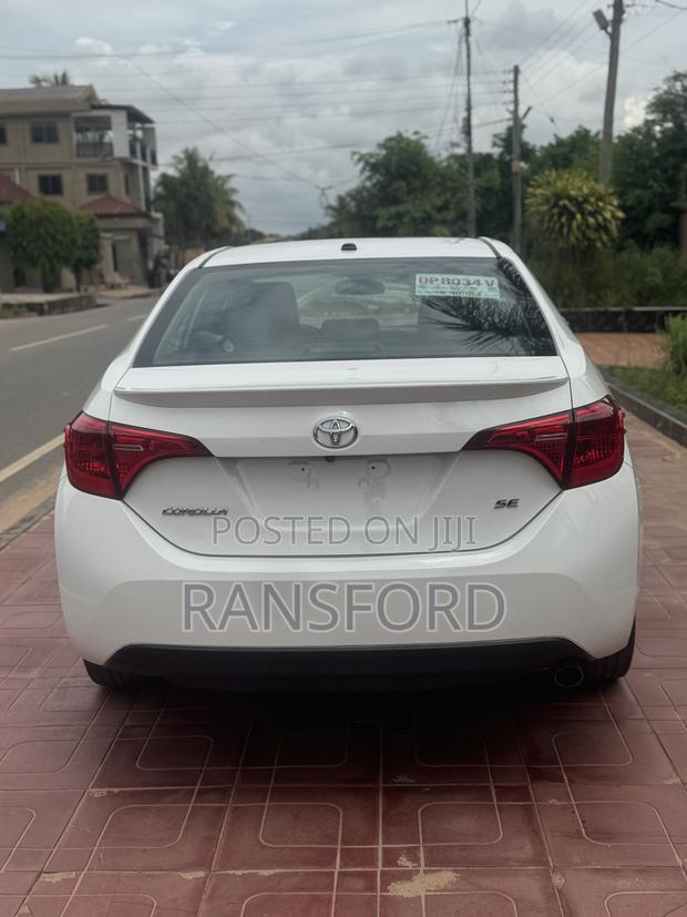 Toyota Corolla SE 4dr Sedan (1.8L 4cyl CVT) 2017 White