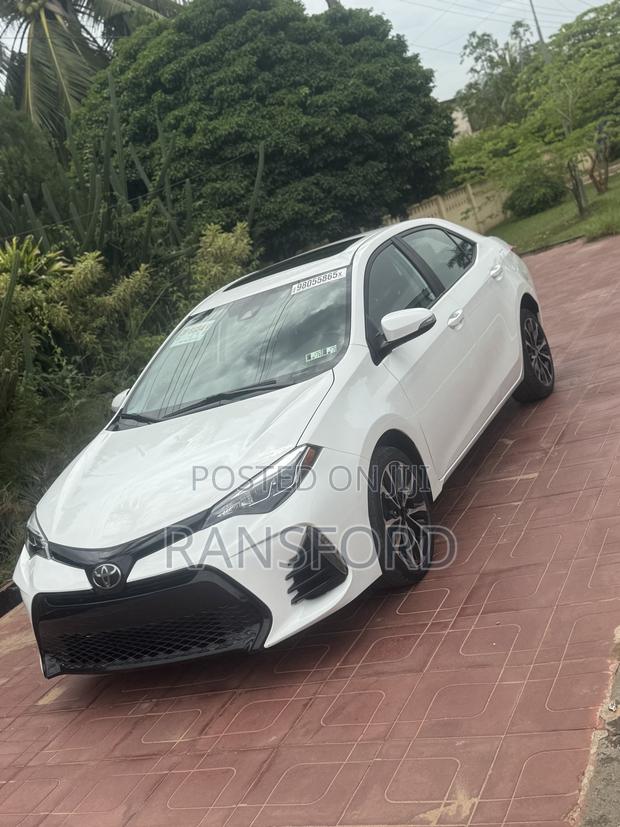 Toyota Corolla SE 4dr Sedan (1.8L 4cyl CVT) 2017 White
