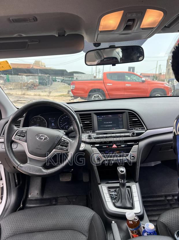 Hyundai Elantra Limited Sedan FWD (2.0L 4cyl 6A) 2017 White