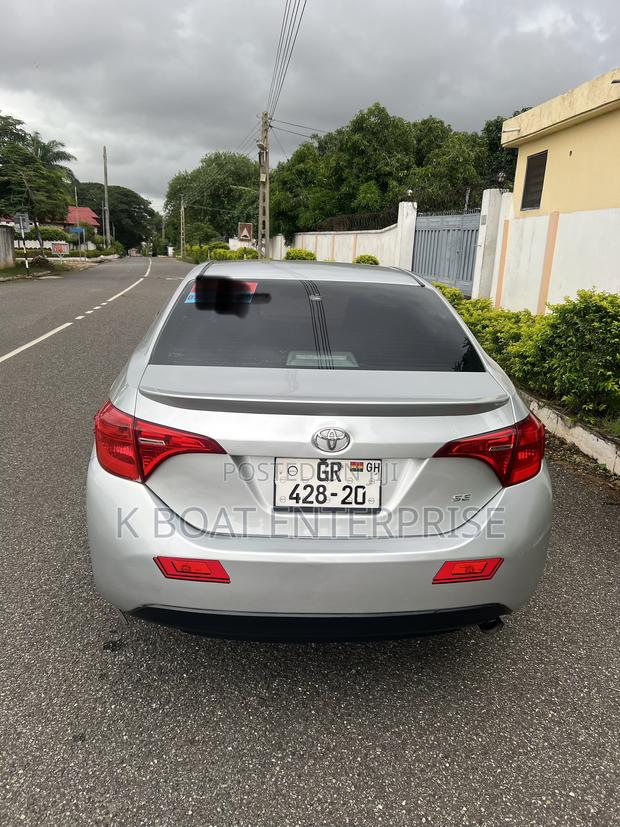 Toyota Corolla SE (1.8L 4cyl 6M) 2018 Silver