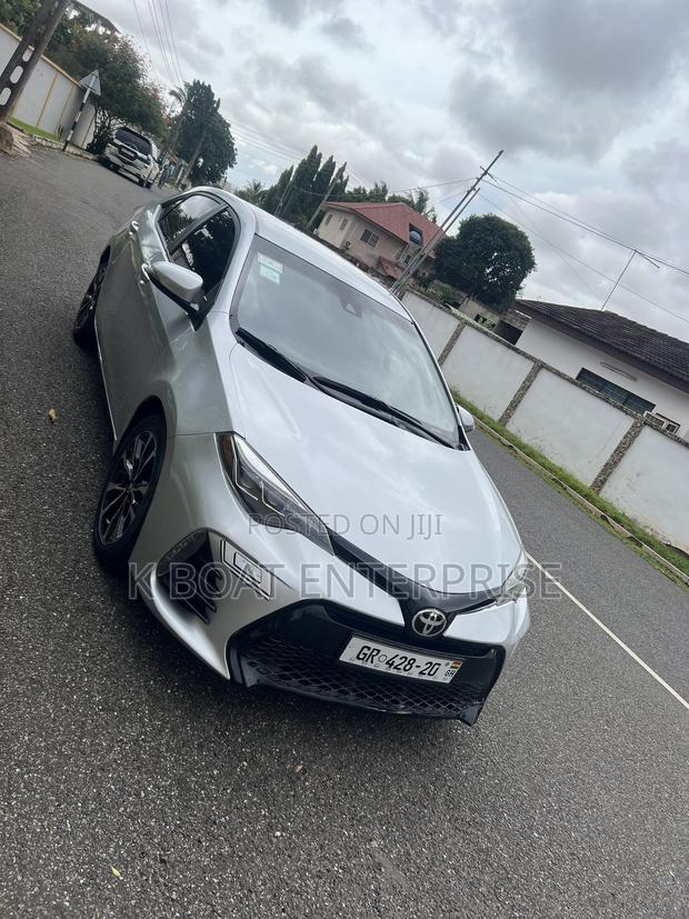 Toyota Corolla SE (1.8L 4cyl 6M) 2018 Silver