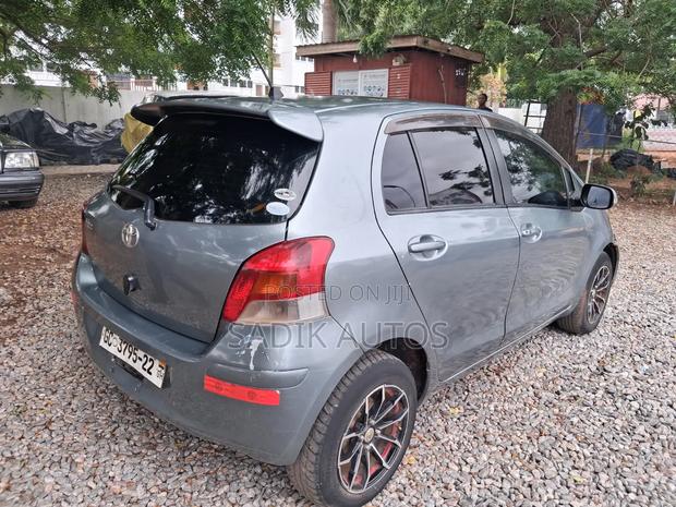 Toyota Vitz 1.0 FWD 5dr 2010 Gray