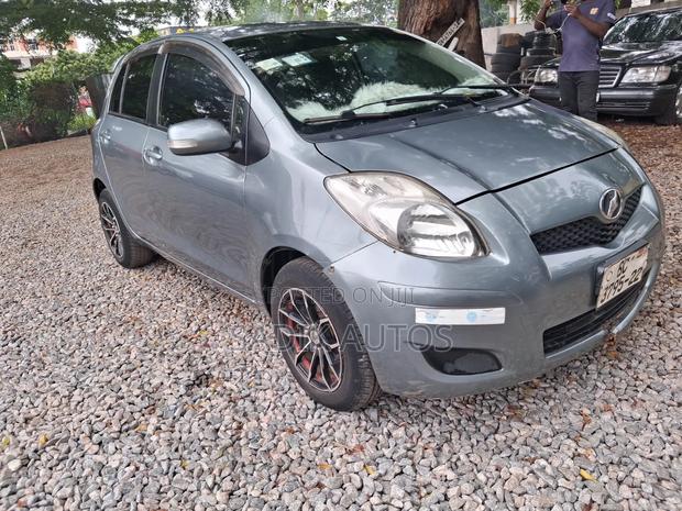 Toyota Vitz 1.0 FWD 5dr 2010 Gray