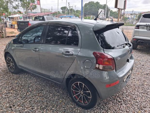 Toyota Vitz 1.0 FWD 5dr 2010 Gray