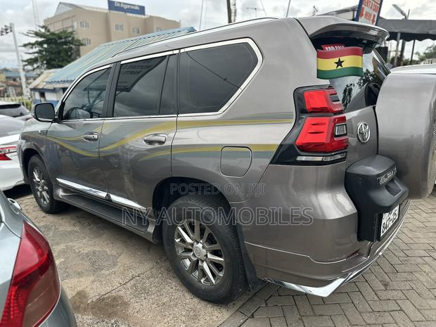Toyota Land Cruiser Prado 2017 Gray