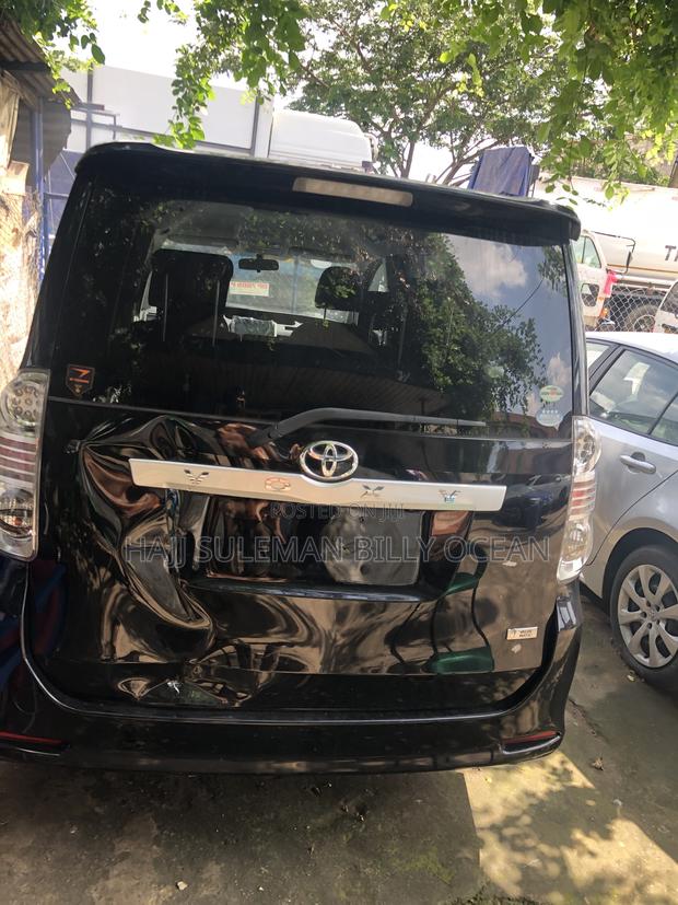 Toyota Voxy 2012 Black