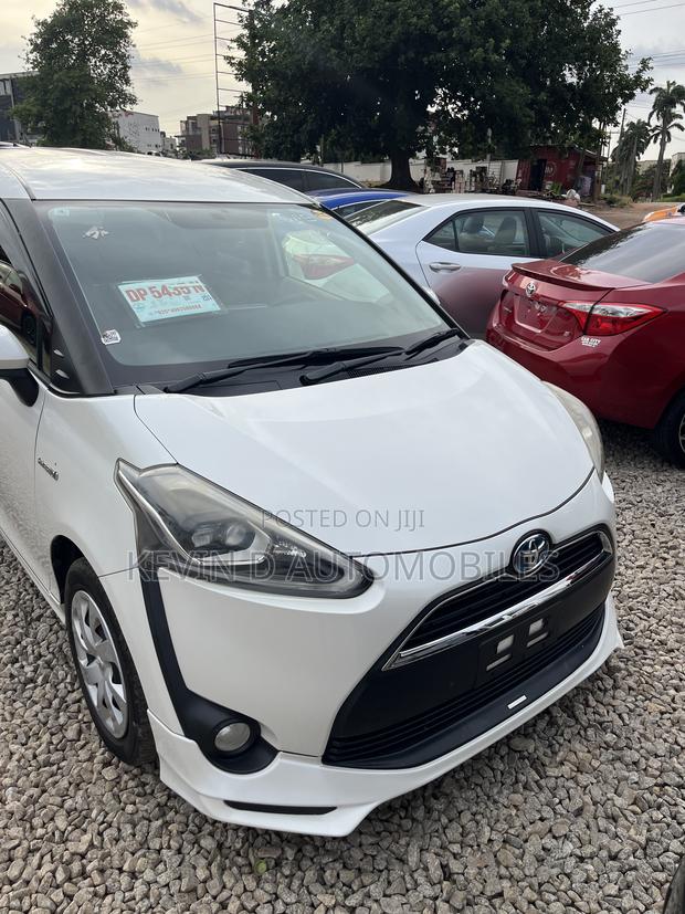 Toyota Sienta 1.5 Hybrid FWD 2016 White