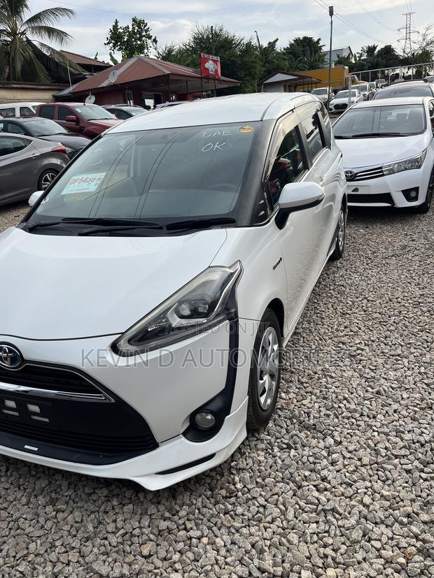 Toyota Sienta 1.5 Hybrid FWD 2016 White