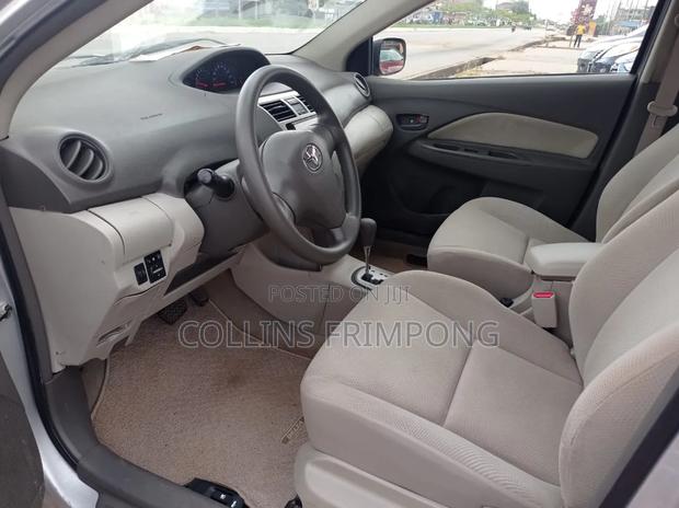 Toyota Belta 2011 Silver