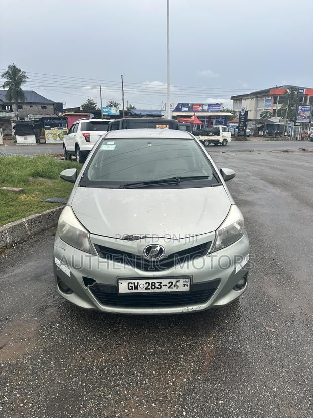Toyota Vitz 2012 Silver