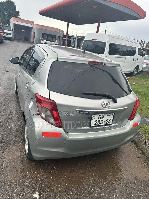 Toyota Vitz 2012 Silver